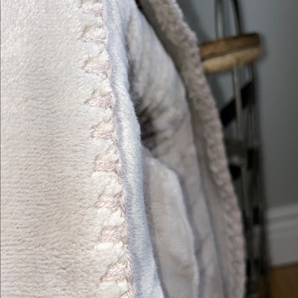 UGG Novah Queen Soft Decadent Plush Fleece Blanket …NWT! - Picture 4 of 10